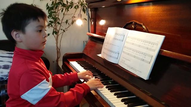 Felix spelar Karl lille, på piano. смотреть онлайн