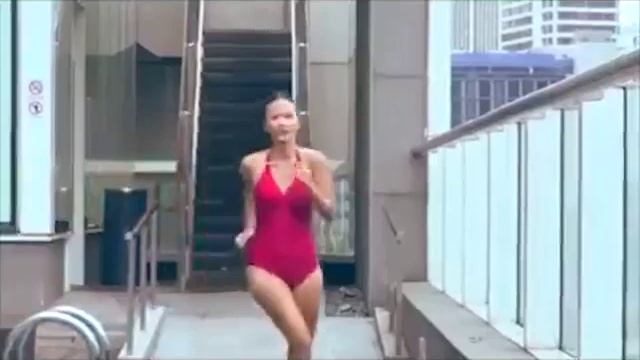 Спасение Телефона из Бассейна! смотреть онлайн