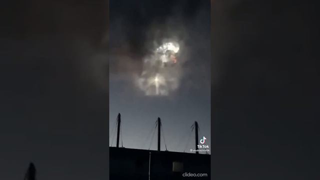 Очевидцы запечатлели загадочный феномен в небе смотреть онлайн