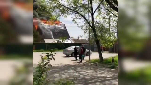 В слободе Большая Мартыновка семья с ребенком осталась без жилья после пожара смотреть онлайн