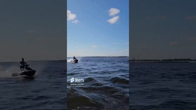 На гидроцикле у новой набережной с флагами на Финском заливе