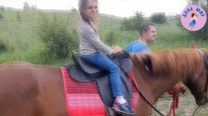 Далеко, далеко ускакала в поле молодая лошадь. По полям на лошаде скачит Дарина Боровик