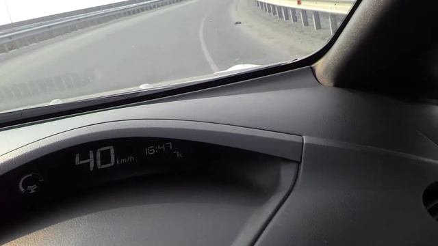 Nissan Leaf буксирует Nissan Leaf