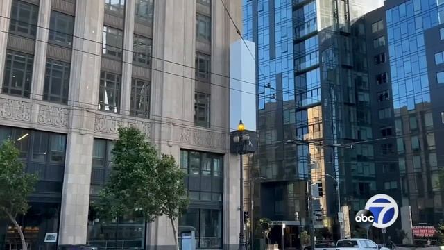 Bright 'X' sign at Twitter HQ shines into San Francisco apartments, angers residents смотреть онлайн