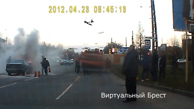 Горит машина, её тушат, весь процесс смотреть онлайн