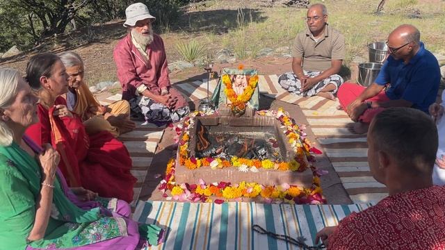 Om Aim Hrim Klim Chumundaiya Viche Mantra Repetition at the Fire at Haidakhandi Universal Ashram смотреть онлайн