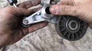 Замена рычага натяжителя ремня Мерседес Вито-638.