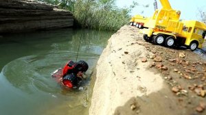 Автокраном вытаскиваем трактор из каньона