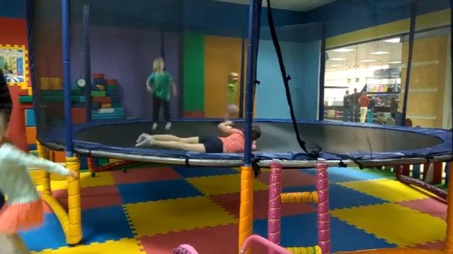 Детский развлекательный центр Бусленок Vlog Ч.2 Батут смотреть онлайн