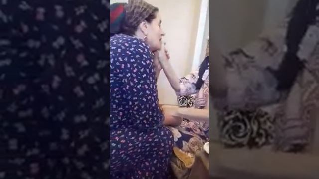 Поёт по аварски бабушке)а ей уже 100 с чем-то лет)Уважайте стариков) смотреть онлайн