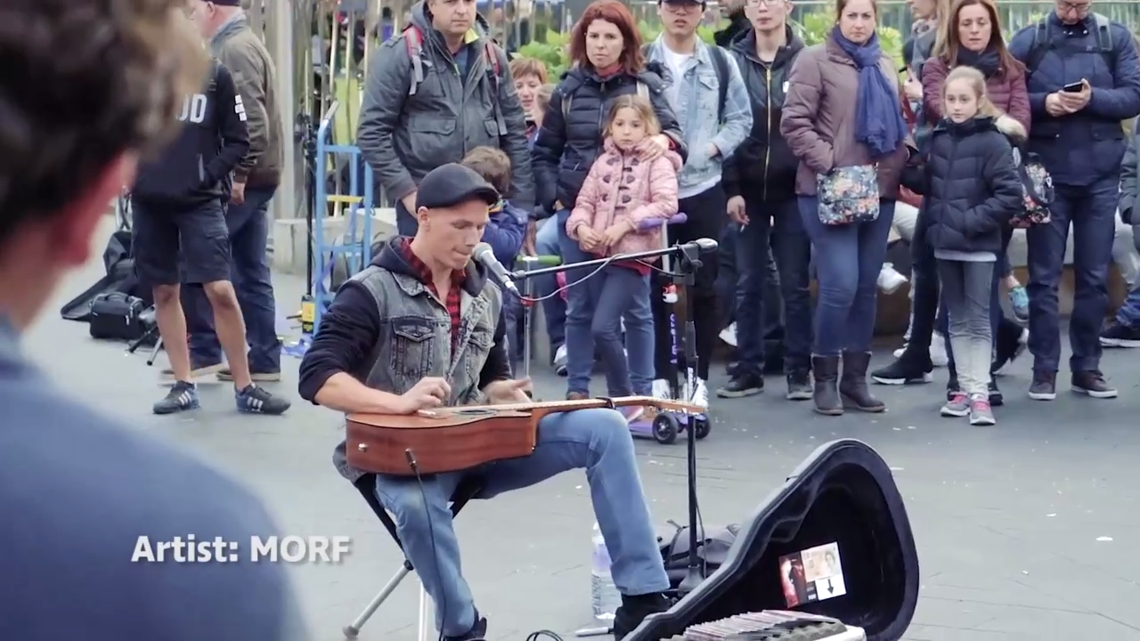 Завораживающее выступление уличного музыканта смотреть онлайн