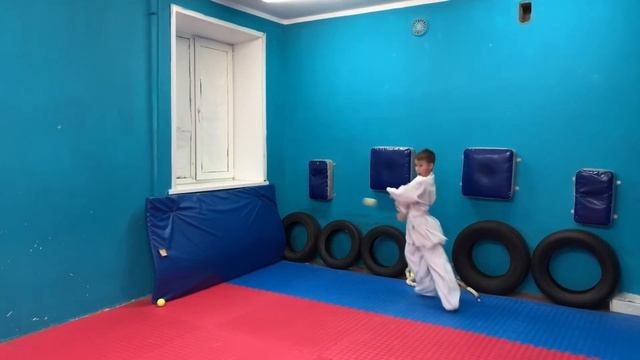 Немного тренировочного процесса #Тренировка с теннисным мячом в детской группе смотреть онлайн