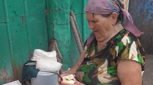Бабушка готовит варенье из яблок