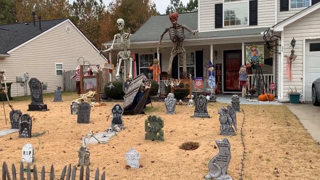 Прогулка по улице на HALLOWEEN. ОБАЛДЕННАЯ ДЕКОРАЦИЯ ВОЗЛЕ ДОМОВ. смотреть онлайн