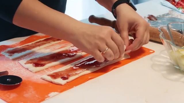 ЯБЛОЧНЫЕ РОЗОЧКИ ИЗ СЛОЕНОГО ТЕСТА смотреть онлайн