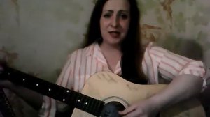 Девушка красиво поёт песню под гитару. Мне кажется порою, что солдаты...