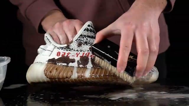 YEEZY BOOST V2 ZEBRA ПРОТИВ МИЛКШЕЙКА. ЭКСТРЕМАЛЬНАЯ ЧИСТКА CREP PROTECT CURE смотреть онлайн
