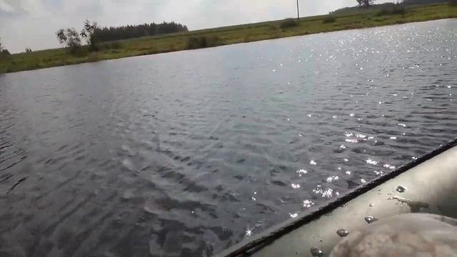Ловля щуки и окуня на спиннинг с лодки на деревенском пруду смотреть онлайн