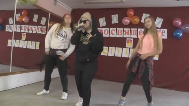 Вновь на сцене с пародией на Джастина Бибера