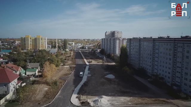 Скоро поедем по прямой: дорога на ул. Братьев Захаровых близка к сдаче! смотреть онлайн