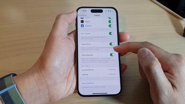 iPhone 14's/14 Pro Max: How to Allow/Don't Allow iCloud Drive to Use Cellular Data смотреть онлайн