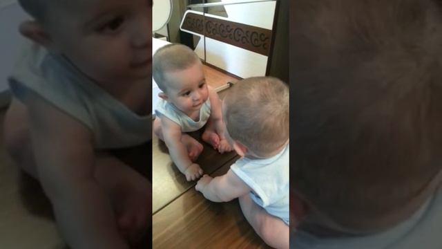 МЛАДЕНЕЦ РАЗГОВАРИВАЕТ С ЗЕРКАЛОМ! смотреть онлайн