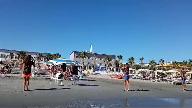 Пляжное настроение в сентябре. Танцы на пляже в Римини Италия