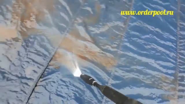 Чистка покрывала для бассейна Kercher'ом после зимы. смотреть онлайн