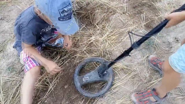 Юные копатели нашли СУКРОВИЩА!!! смотреть онлайн