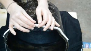 Декорирование строительного ведра для высадки петунии.