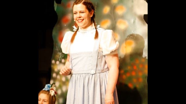 Amber sings "Somewhere Over the Rainbow" from The Wizard of Oz смотреть онлайн