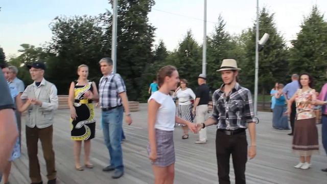 Танцы в парке Горького. Гавот. балансе.рф смотреть онлайн