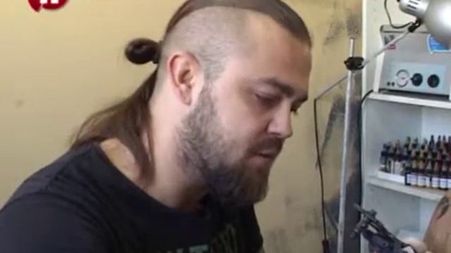 Среди молодежи растет количество желающих украсить свое тело татуировками /НВ - Тамбов/ смотреть онлайн