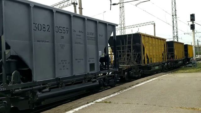 "Недовольный помощник машиниста" Тепловоз 2М62У-0003 с вагонами-хопперами смотреть онлайн