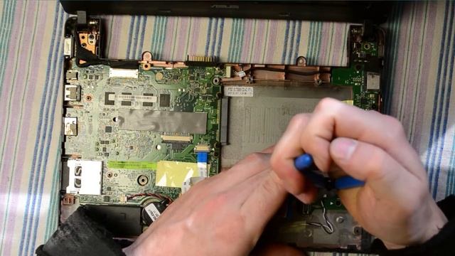 Asus Eee PC laptop disassembly, take apart, teardown tutorial смотреть онлайн