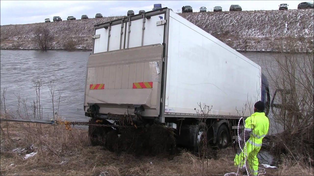 Грузовой эвакуатор, Спасение грузовика из реки. смотреть онлайн