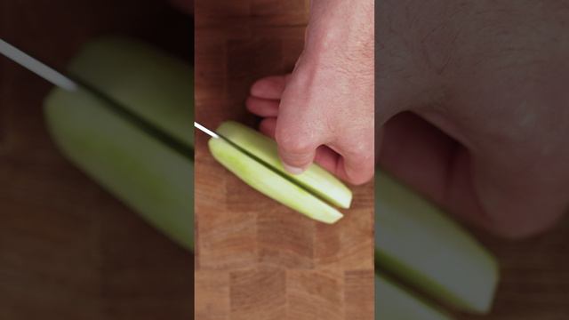 Как быстро очистить огурец от кожуры и косточек? смотреть онлайн