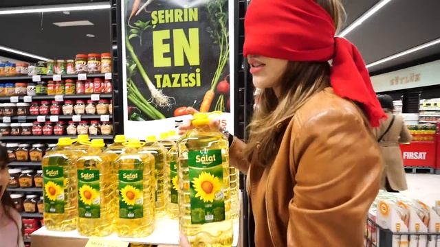 GÖZÜ KAPALI ALIŞVERİŞ !? FİYATI DOĞRU TAHMİN EDEN KAZANIR! смотреть онлайн