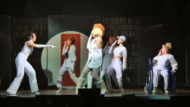 Фрагмент из мюзикла «Восемь любящих женщин» Новосибирского музыкального театра смотреть онлайн