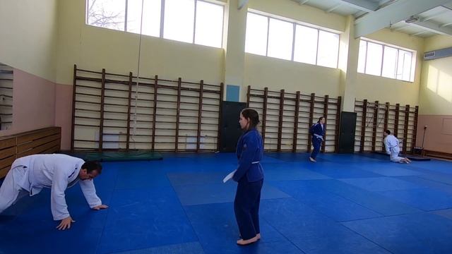 Даша выполняет HIZA GURUMA смотреть онлайн