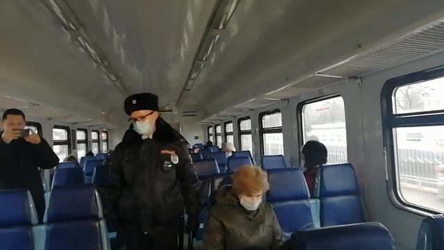 Рейд полиции по проверке масочного режима в электричках, отправляющихся с Курского вокзала смотреть онлайн