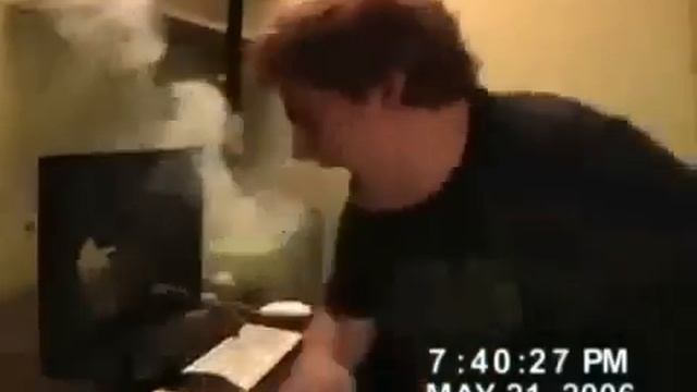 От страха разбил монитор.mp4 смотреть онлайн