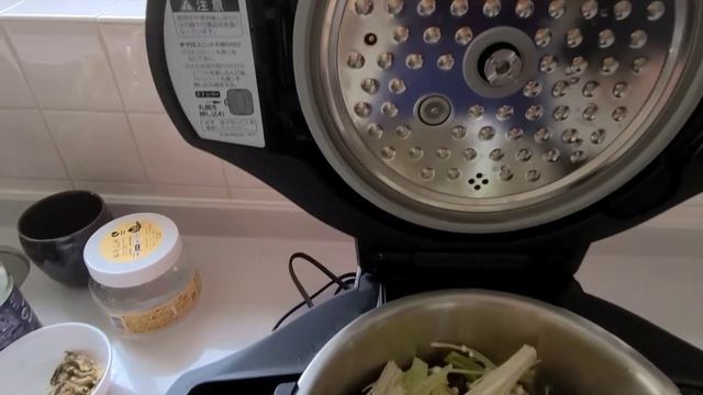 Готовит Герасим :) cooking with Sharp Healsio hotpot. смотреть онлайн