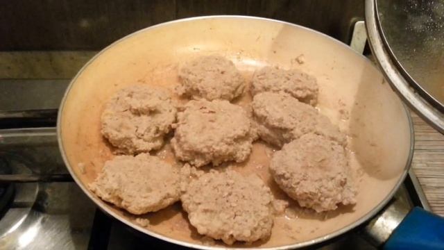 Маленькая девочка готовит вкусные котлетки смотреть онлайн