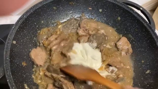 Печень говяжья и конины с луком в сметанном соусе смотреть онлайн