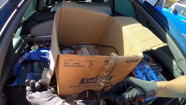 Dumpster Diving- These Suitcases are FULL! смотреть онлайн