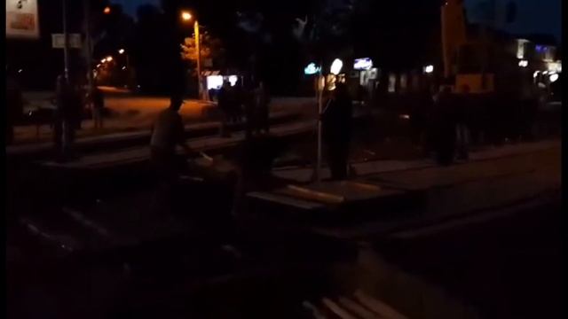 Как в Днепре по ночам дороги асфальтируют и рельсы укладывают смотреть онлайн