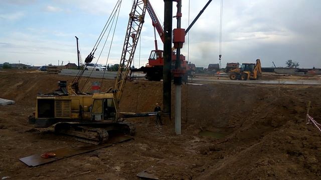 Забивка пробной сваи новым молотом д. Мисайлово смотреть онлайн