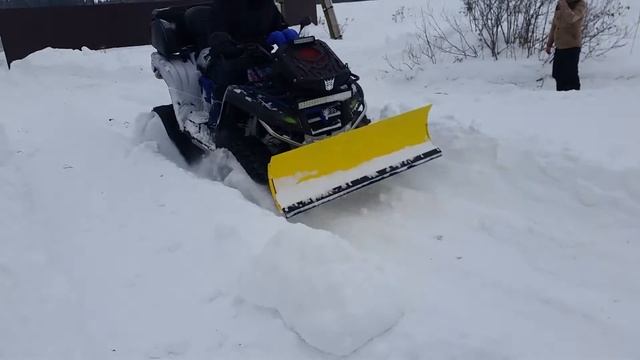 Чистим снег .Сфмото х8 на гусеницах 1