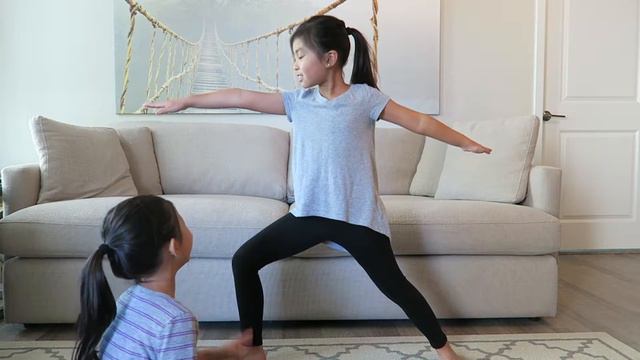 Yoga Spinner Game By Thinkfun Unboxing and Demonstration смотреть онлайн